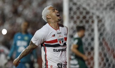São Paulo vence Chapecoense e assume liderança isolada do Brasileiro