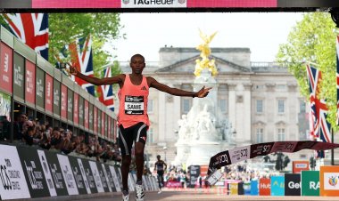 Queniano se torna primeiro atleta a correr maratona abaixo de 2 horas