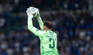 Quem é o titular? Artur Jorge analisa disputa entre goleiros do Cruzeiro: "Resposta muito clara"