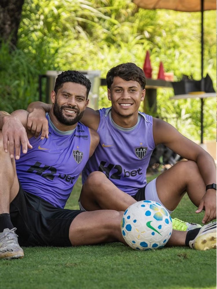Hulk faz primeiro treino com filho no Atlético-MG e festeja: "Me fez voltar no tempo"