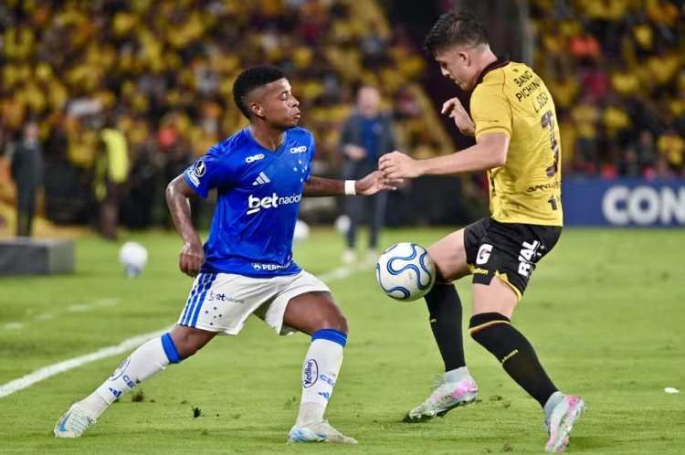 Após declarar torcida por rival, Arroyo publica foto beijando escudo do Cruzeiro