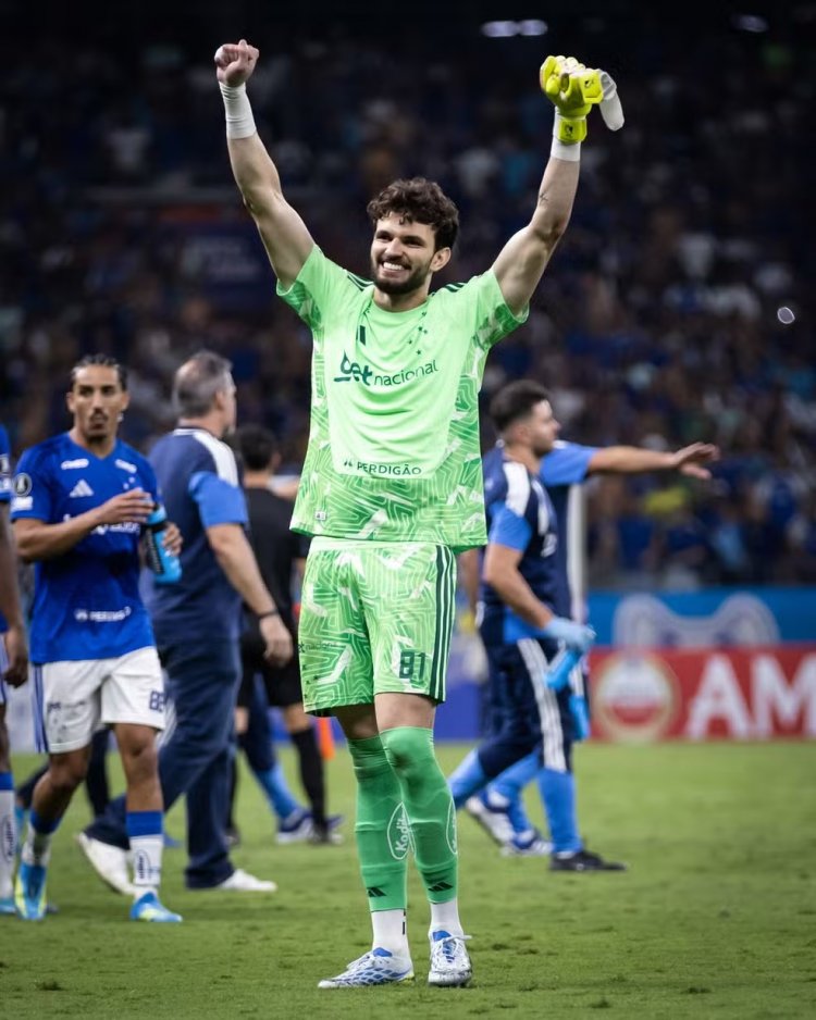 Cria do Cruzeiro iguala feito de Dida pelo clube e supera recorde de Fábio na Libertadores