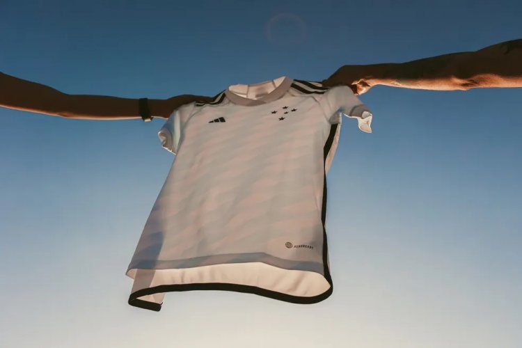 Cruzeiro agenda lançamento de camisa branca e prepara estreia