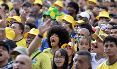 Torcedores se reúnem no centro de SP para assistir ao jogo do Brasil